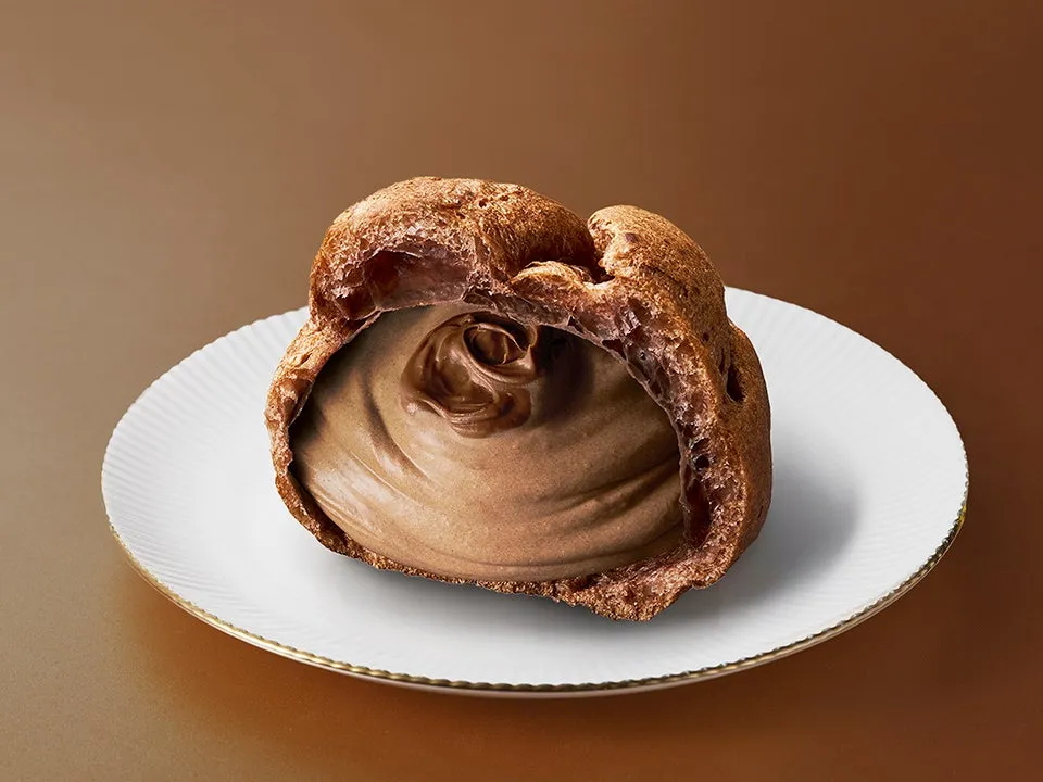 生チョコとチョコクリームが詰まったプレミアムショコラシュークリーム