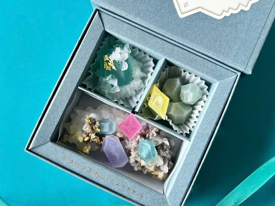 「5月のこうぶつヲカシ-誕生石エメラルド-」のギフトボックス。エメラルドやヒスイを模した琥珀糖が美しく並んでいる