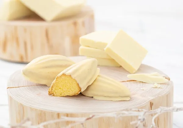 ホワイトチョコレートでコーティングされたレモンケーキのような焼き菓子