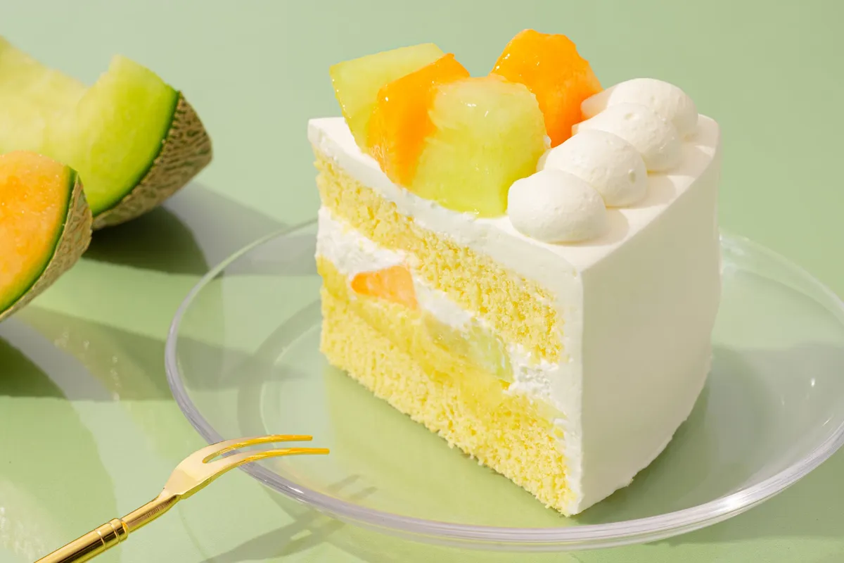 メロンが層になったショートケーキのカット