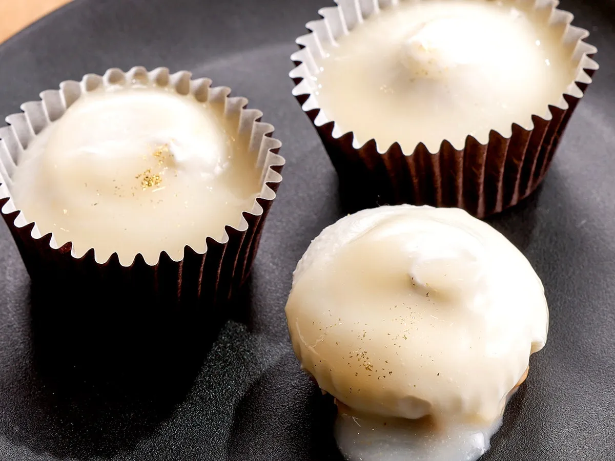 ソースとケーキが絶妙に絡み合う、贅沢な断面と金粉のあしらい