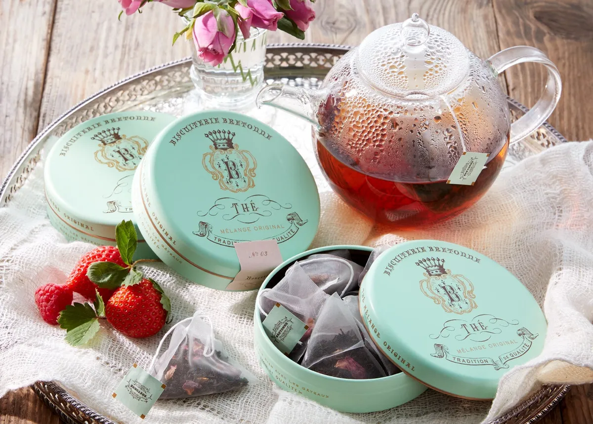 ミントグリーンの缶に入ったオリジナルブレンド紅茶