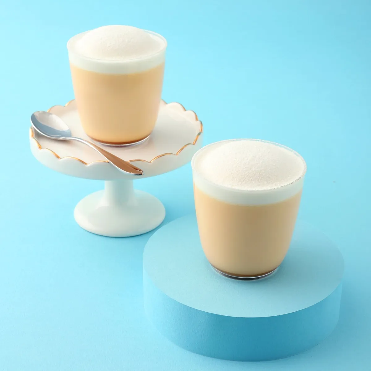 たっぷりのクリームがのったなめらかプリン