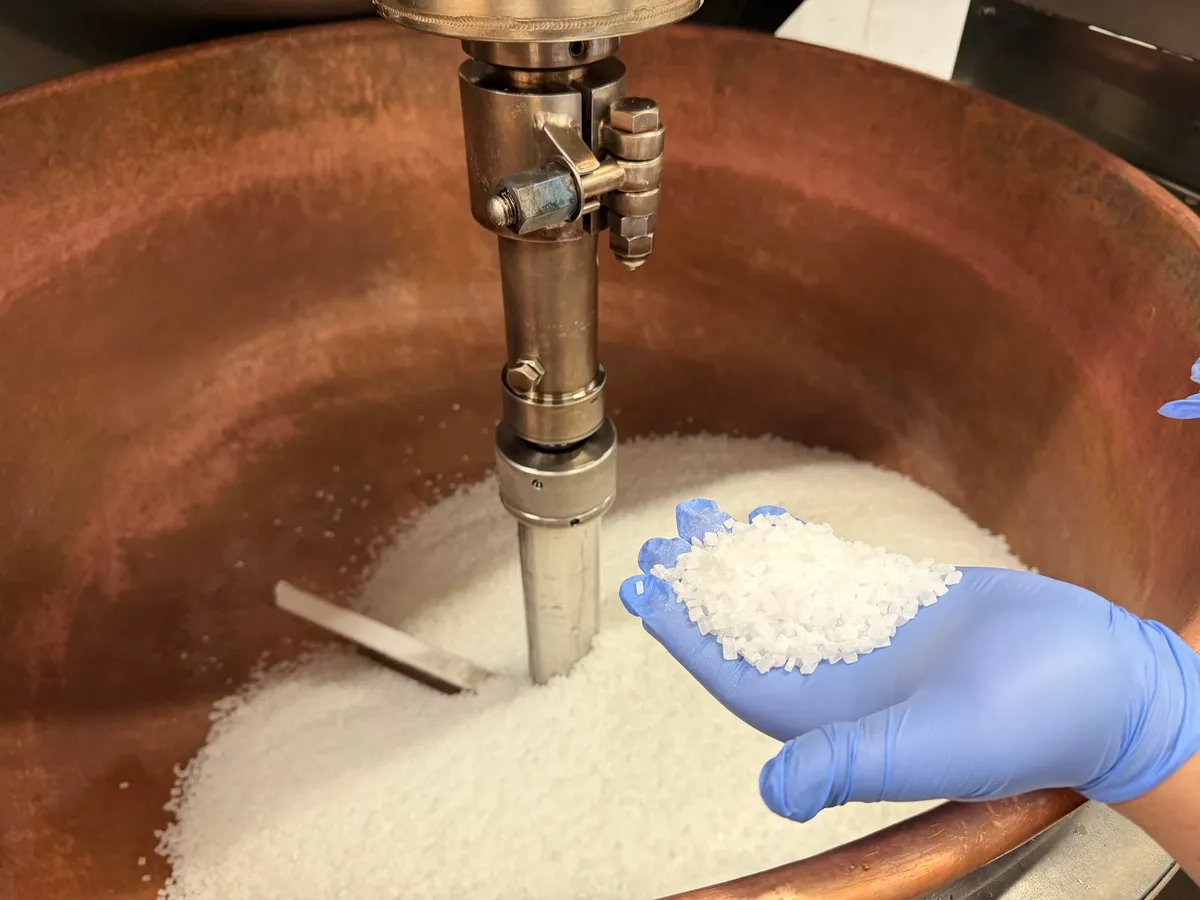 最高級の鬼ザラ糖を持つ職人の手元