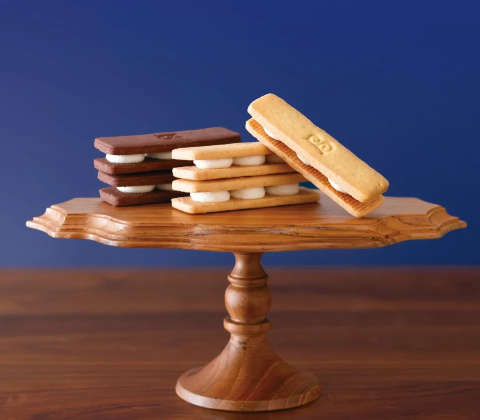 クリームを贅沢にサンドした厚焼きビスケット