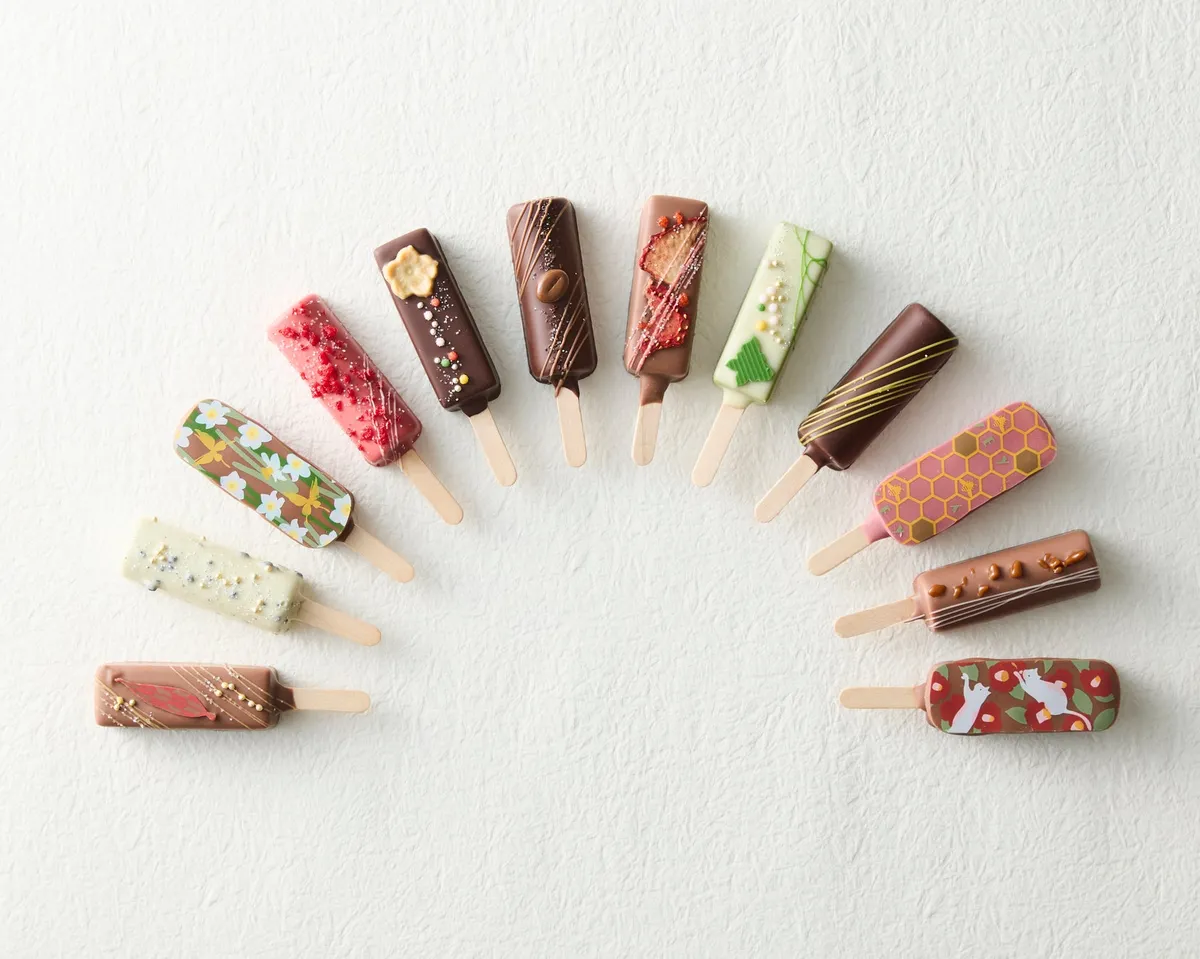 扇状に美しく並べられた、多彩なフレーバーとデザインのスティックショコラ