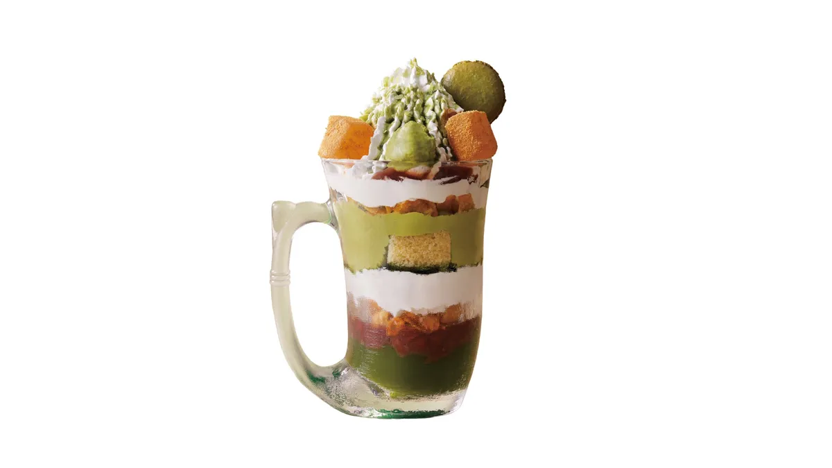 大容量で満足感たっぷりのジョッキパフェ（抹茶）