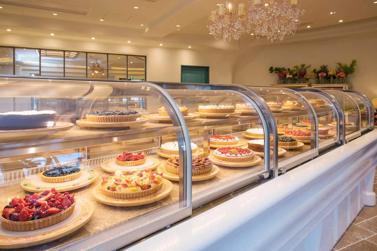 色とりどりのタルトが並ぶキル フェ ボンのショーケース