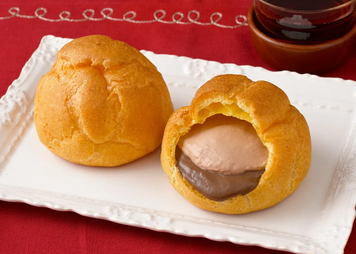 2層のチョコクリームがたっぷり入ったジャンボシュークリーム