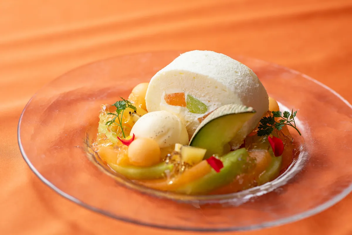 果実とゼリーに彩られた、真っ白な生地のメロンロールケーキ