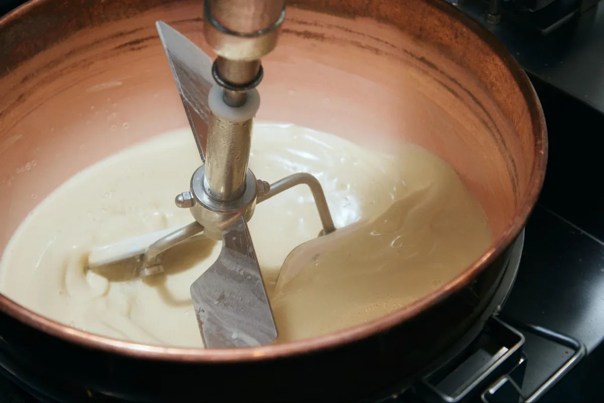 銅釜でホエイを煮詰めブラウンチーズを作る工程