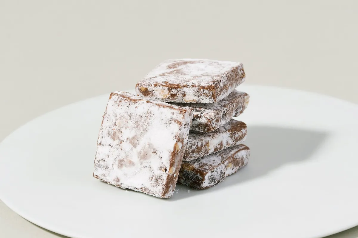 粉糖を纏った角形のクッキー