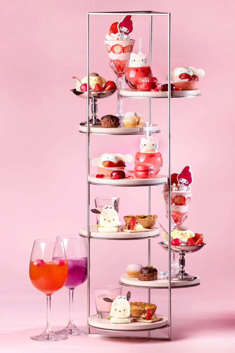 5段のスタンドに並ぶ華やかなコラボスイーツ