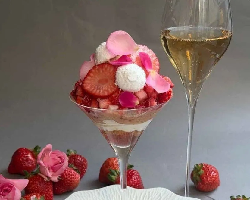 苺とバラをあしらった華やかなパフェ