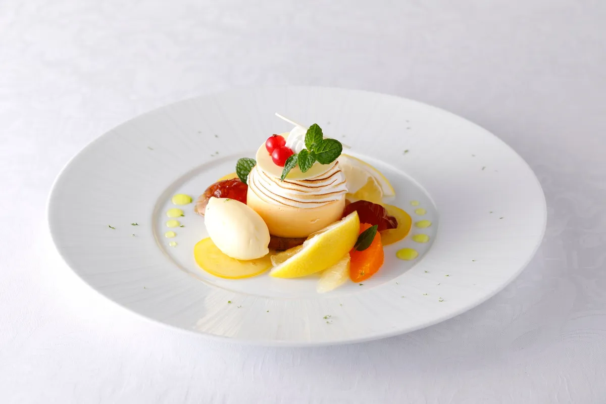 レモンスライスとメレンゲが美しく盛り付けられたタルトシトロン