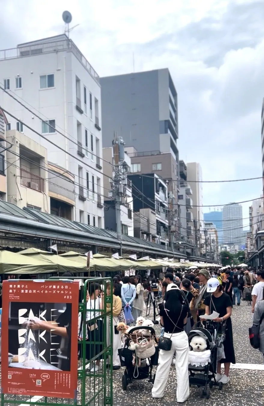 歩行者天国となった商店街にテントが並び、多くの人々が買い物を楽しむ賑やかな会場風景