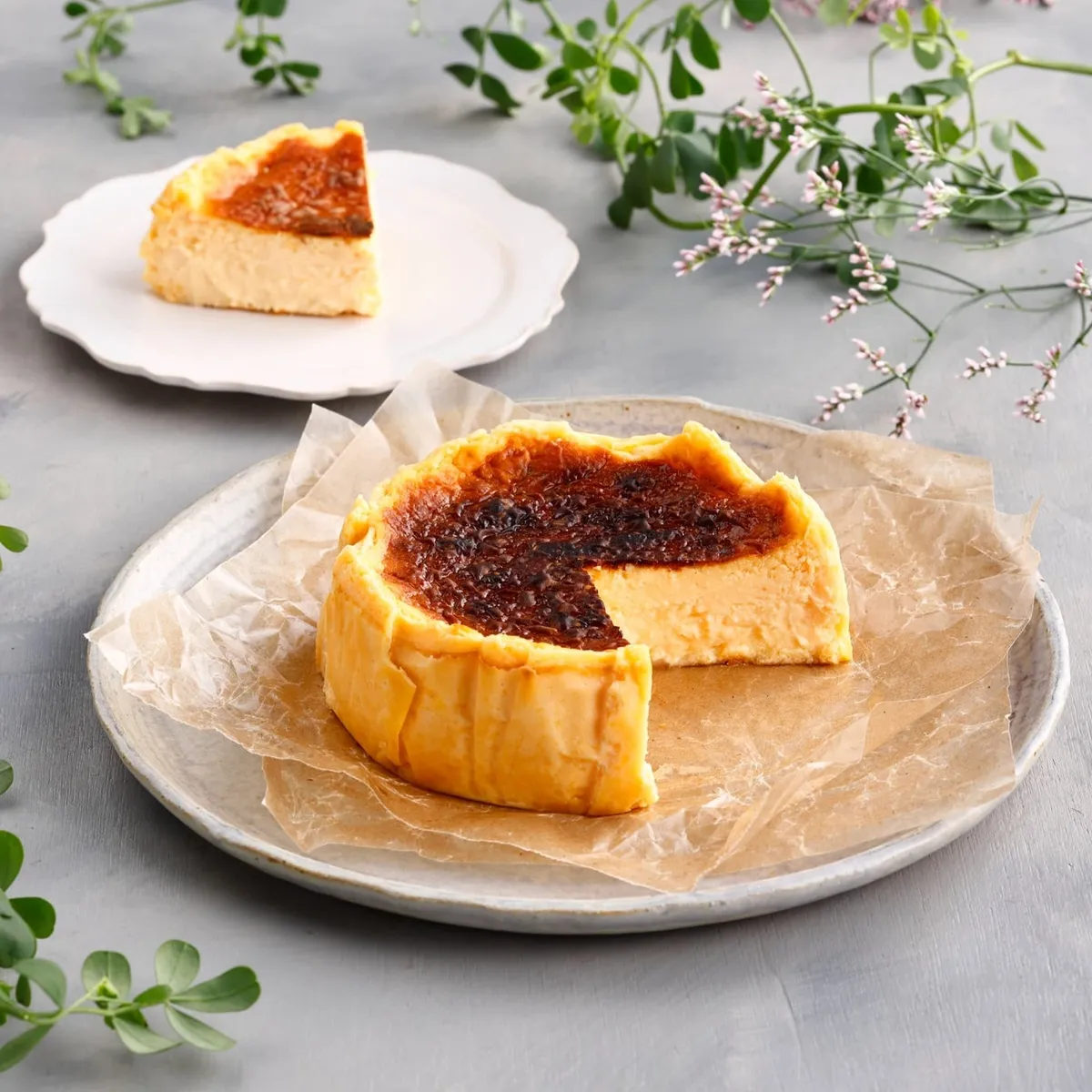 濃厚なチーズのコクと香ばしさが特徴の「バスクチーズケーキ」