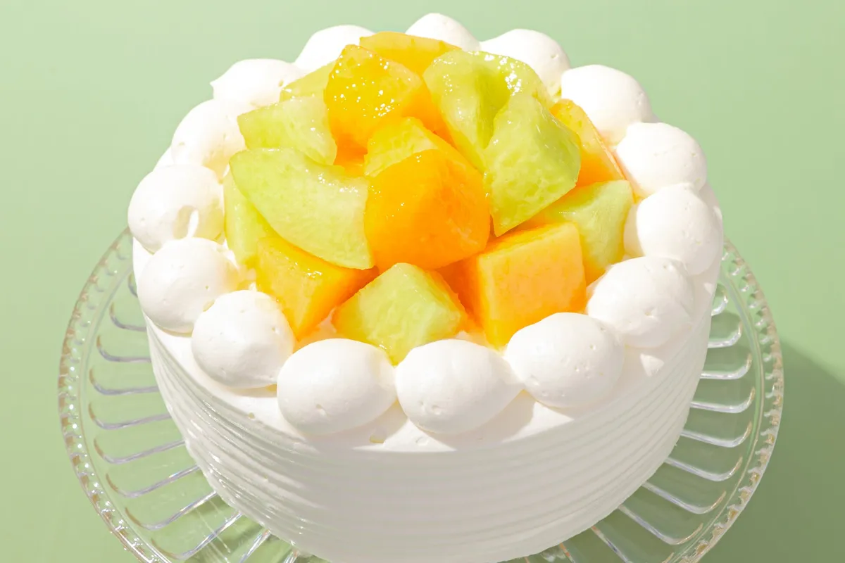 メロンをたっぷり飾ったデコレーションケーキ