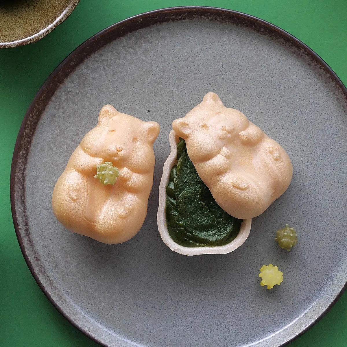 抹茶餡をたっぷりと詰める様子