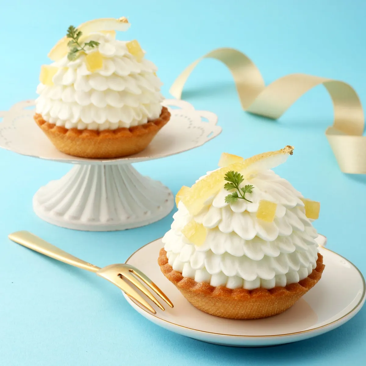 花のように美しく絞られたレモンのタルト