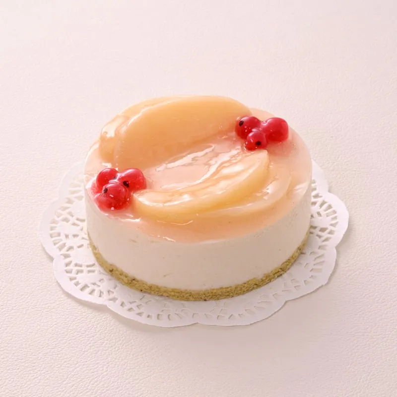みずみずしい白桃を乗せた季節限定のペッシェ