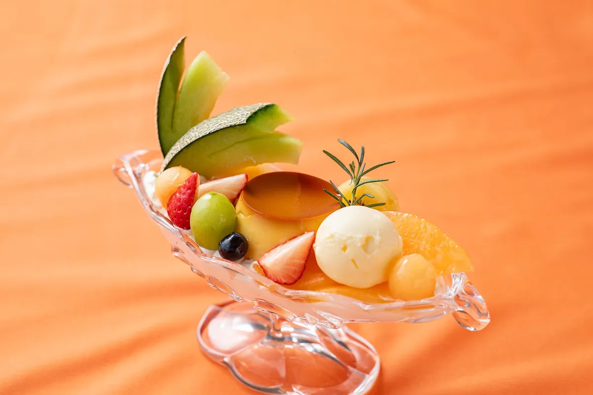 どこか懐かしい、メロンをたっぷり添えたプリン ア・ラ・モード