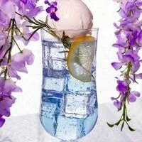 藤色をイメージした透明感のあるブルーのオリジナルドリンク