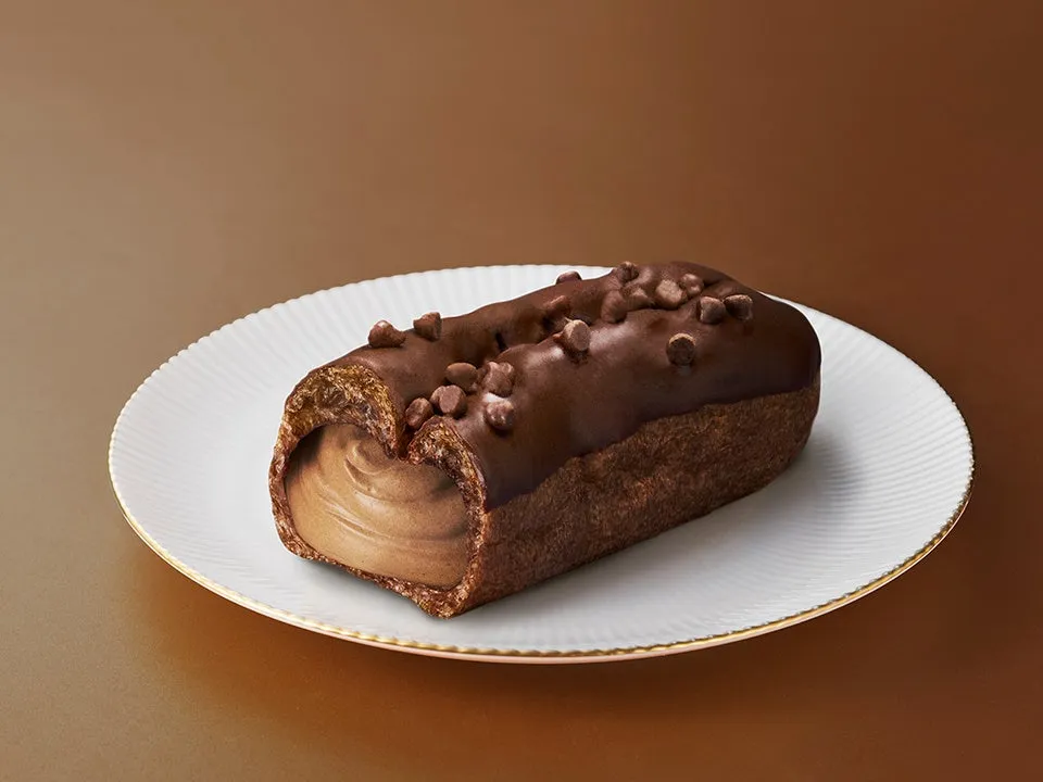 チョコチップの食感がアクセントのプレミアムショコラエクレア