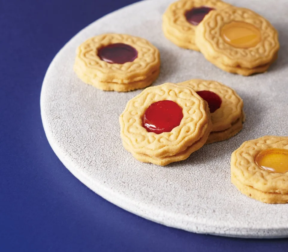 色鮮やかなジャムが目を引くビスケット