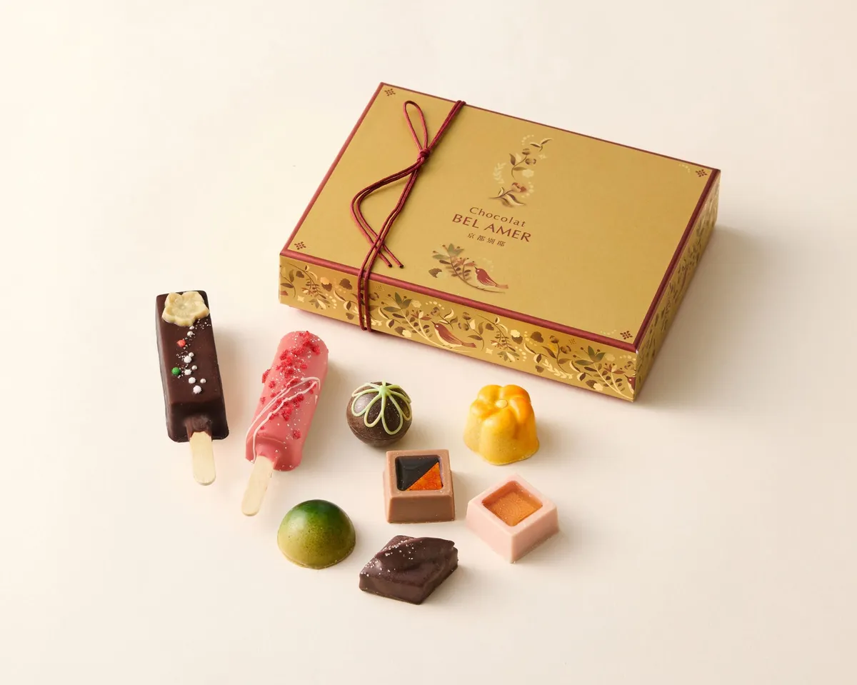 スティックショコラや焼き菓子を贅沢に詰め合わせた、上品な輝きの別邸アソートギフト