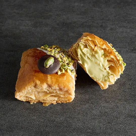 ピスタチオクリームがたっぷり詰まったパイの断面写真