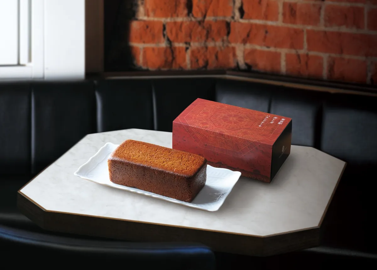 赤レンガの質感を再現した、手土産に最適な特製パウンドケーキ