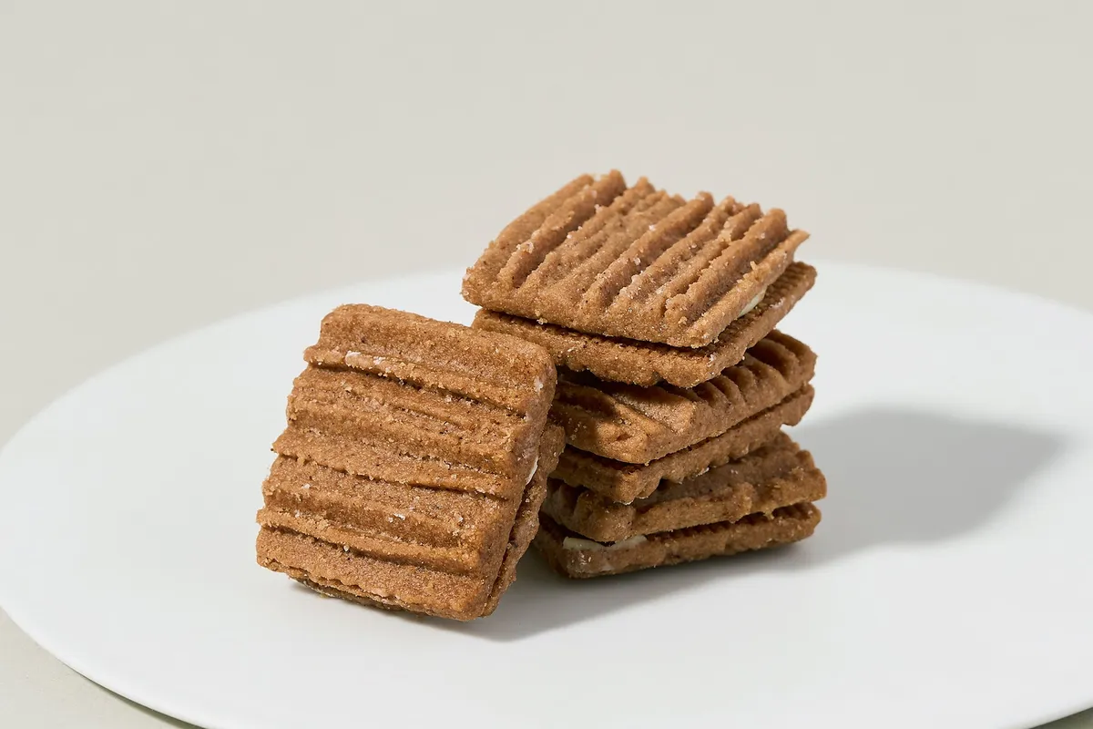 波打つ造形が美しいチョコサンドクッキー