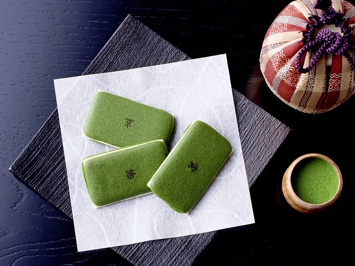 定番の茶の菓とお濃茶の粉末が並ぶ様子