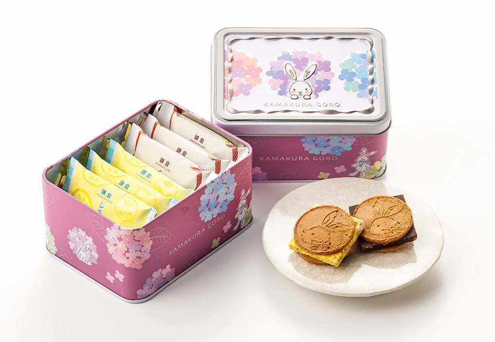 うさぎ缶の中に詰められた個包装のサンド菓子と、お皿に盛られたお菓子