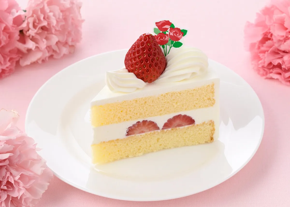 バラの花ピックが添えられた苺のショートケーキ