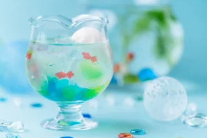 京都・吉祥菓寮に「金魚鉢」みたいな涼やかスイーツ登場！夏季限定の彩りわらび餅にときめく