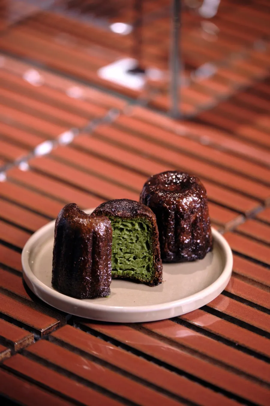 鮮やかな緑色が美しい宇治抹茶カヌレの断面