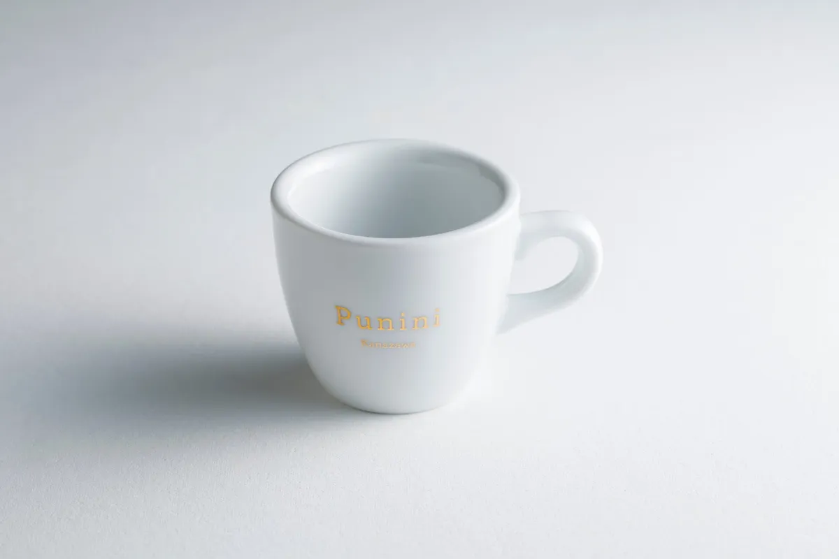 Puniniのロゴが入った3周年記念の白いオリジナルマグカップ