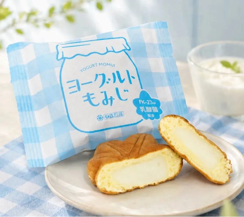 青いチェック柄のパッケージと、白いヨーグルトクリームがたっぷりと詰まったヨーグルトもみじの断面