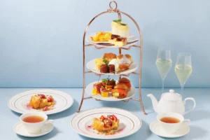 丸の内Café 1894「パリの初夏のアフタヌーンティー」限定販売。伝統菓子と旬の素材で彩る優雅なひととき
