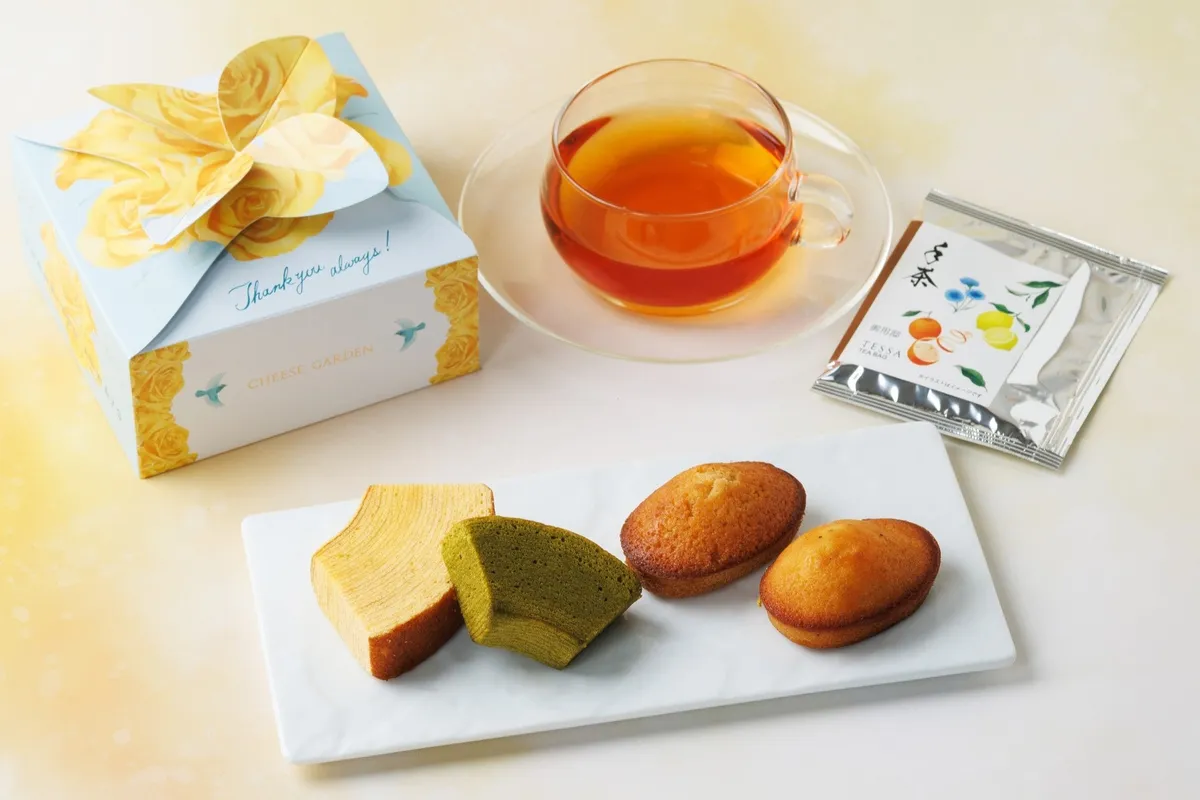 華やかな父の日焼菓子ボックスと紅茶のセット