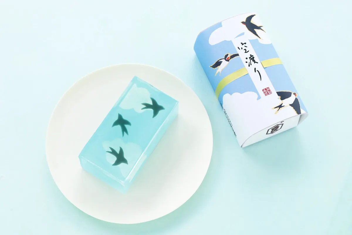 爽やかなブルーの羊羹「空渡り」とパッケージ