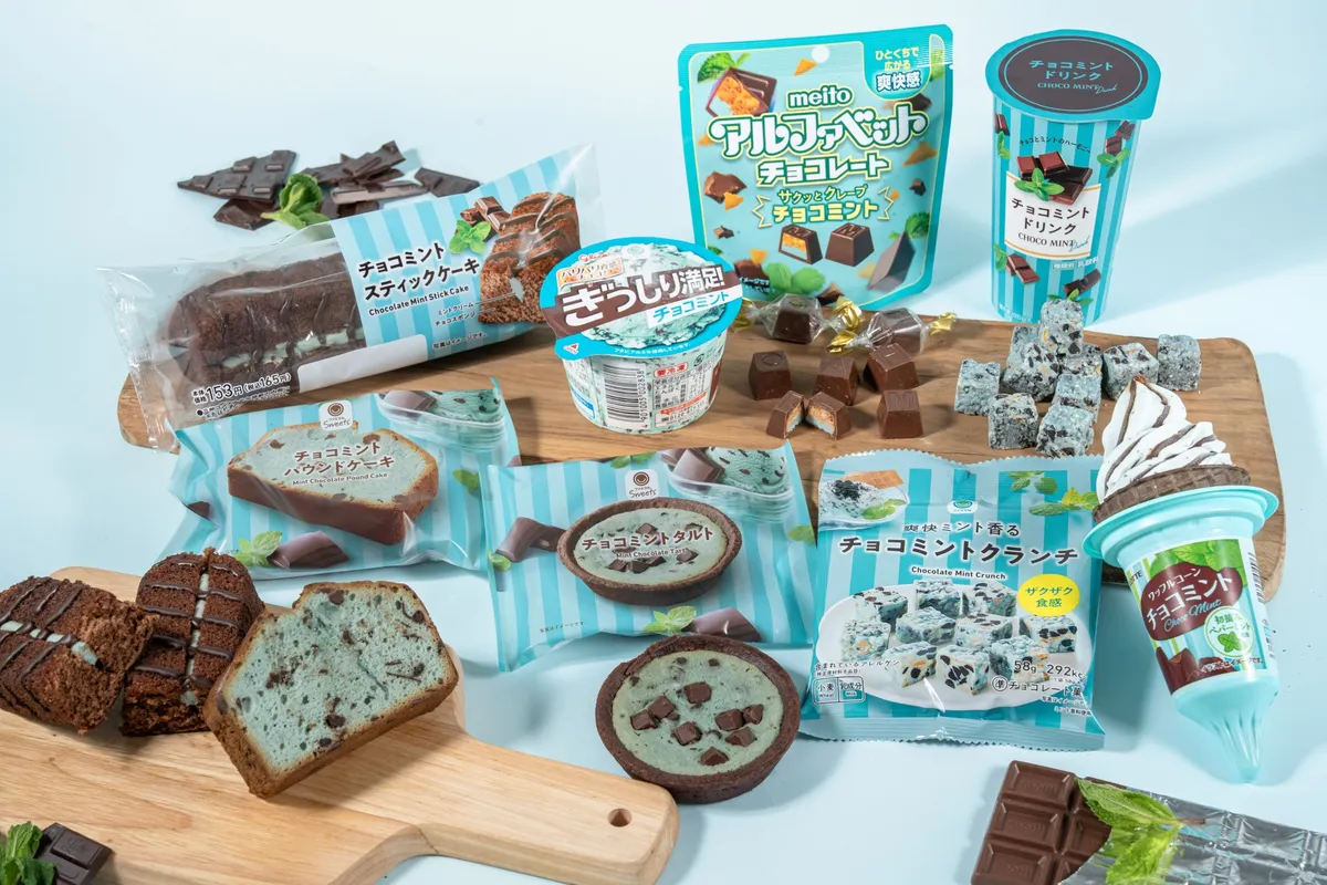 ファミマのチョコミント商品全8種が並ぶ様子