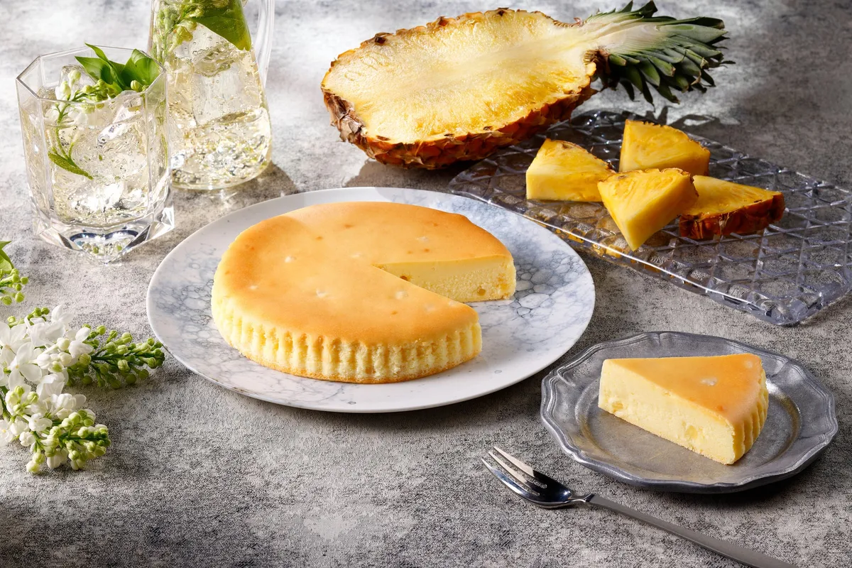 御用邸パイナップルチーズケーキ。爽やかなブルーのプレートに盛られたケーキとフレッシュなパイナップル。