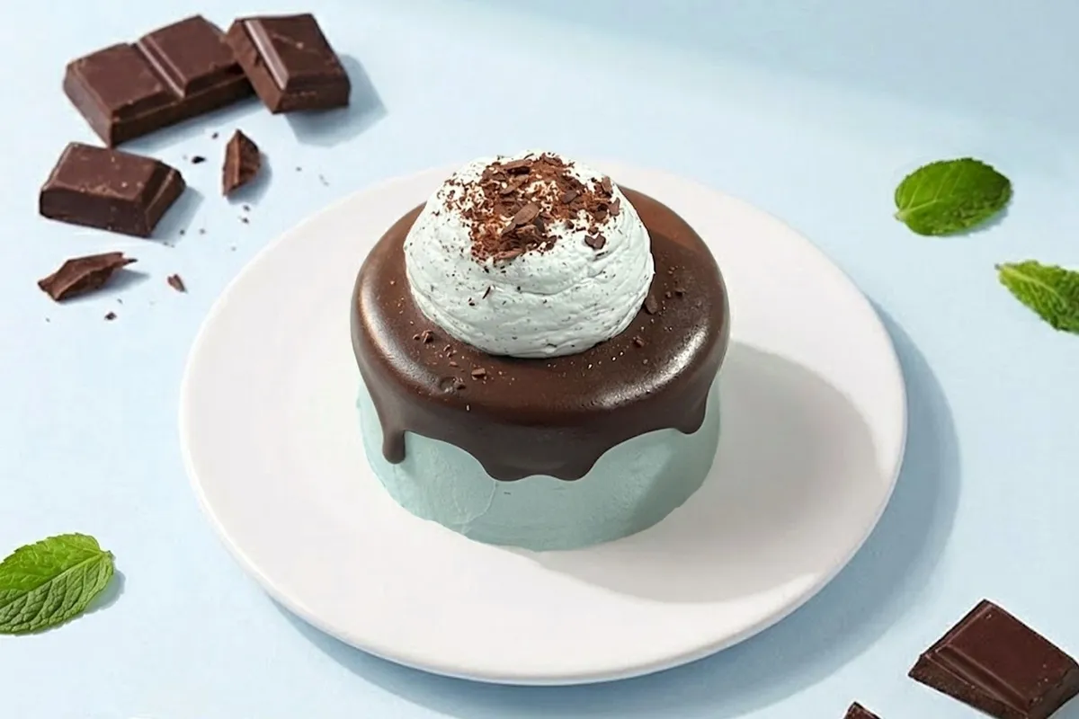 ミントクリームとダークチョコが美しいシフォンケーキ