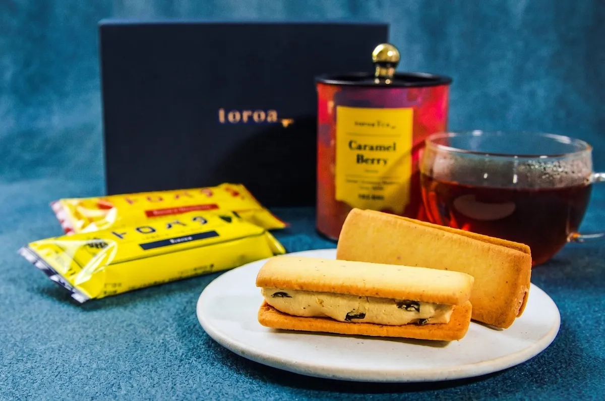 toroaのバターサンドと紅茶、ギフトBOXが並ぶティータイムのセットイメージ