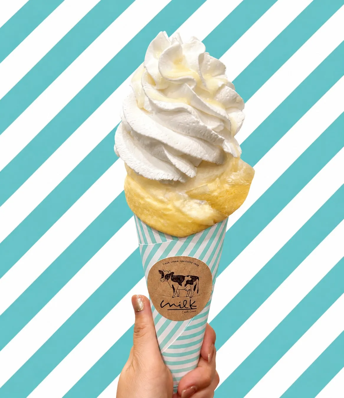 生クリームが山盛りの溺れる生ソフトクレープ