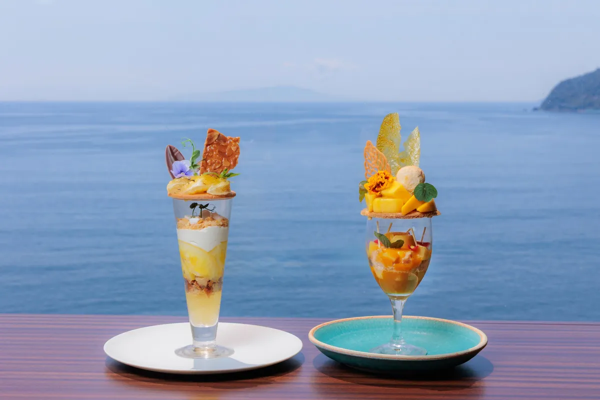 海を背景に並ぶ2種類の新作パフェ