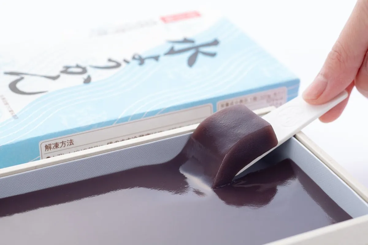 赤福水ようかんをヘラですくう様子